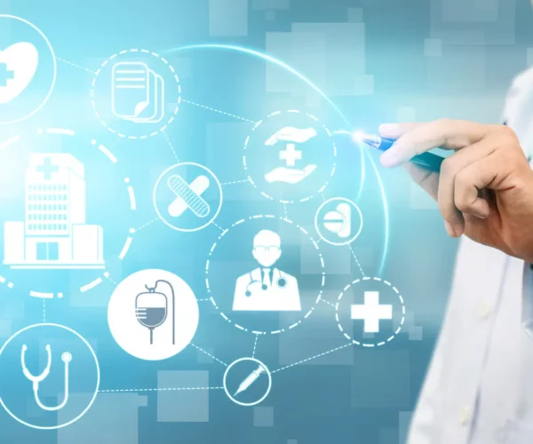 Medical Healthcare Concept – Doctor in hospital with digital medical icons graphic banner showing symbol of medicine, medical care people, emergency service network, doctor data of patient health. Partenariat entre Amelkis Lease et AKDITAL